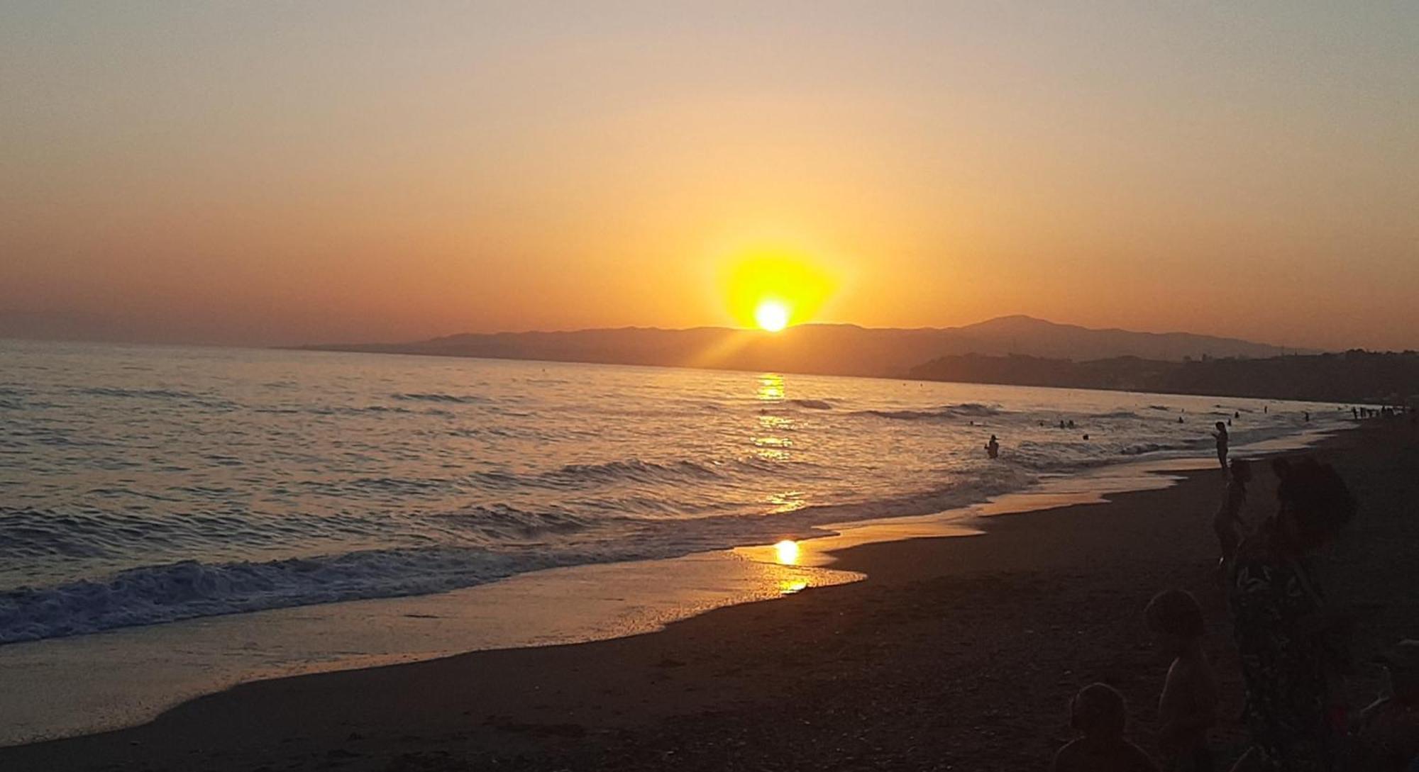 Apartamento En Primera Linea De Playa, Con Piscina Y Garaje En Torrox Costa Exterior foto